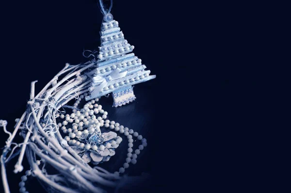 Donkerblauwe Achtergrond Met Een Witte Kerstboom Van Karton Versierd Met — Stockfoto