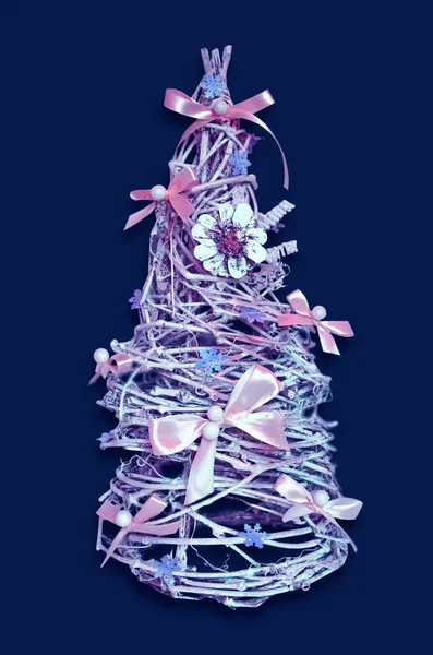 Dekorativ Julgran Gjord Målade Kvistar Vinranka Dekorerad Med Rosetter Snöflingor — Stockfoto
