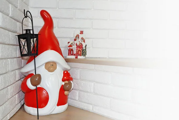 Brinquedo Gnomo Engraçado Com Uma Lanterna Mão Uma Pequena Casa — Fotografia de Stock