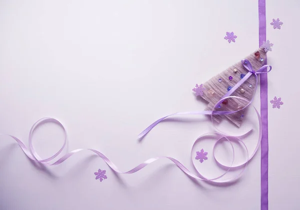 Beyaz arka planda ipliğe sarılı kartondan yapılmış Noel ağacı, kar taneleri ve leylak tonları ile süslenmiş. Boş yeri olan mutlu Noeller..
