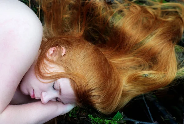 Portrét Nahé Mladé Okouzlující Sexy Ženy Zrzka Ležící Podzimním Lese — Stock fotografie