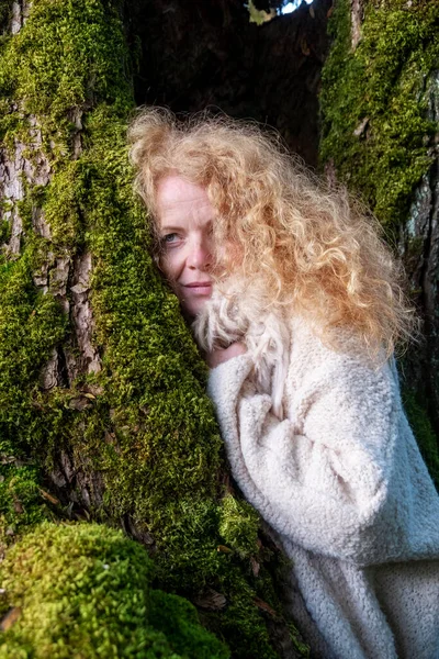 Rothaarige Frau Den Fünfzigern Schmiegt Sich Mit Pelzkragen Einen Mit — Stockfoto