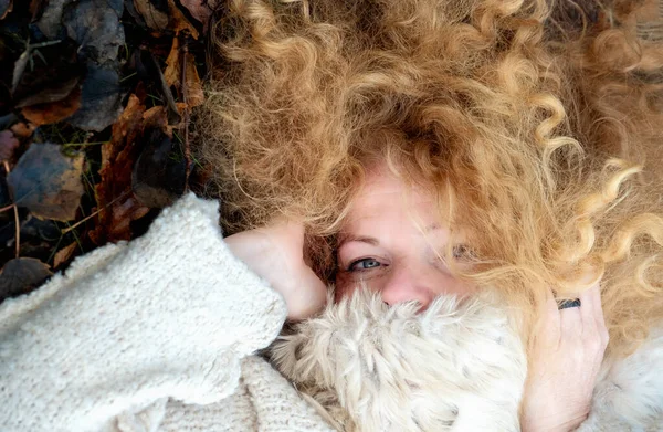 美丽的红头发女人 红头发 穿着毛衣 披着毛毯躺在深秋的树叶里 复制着空间 — 图库照片