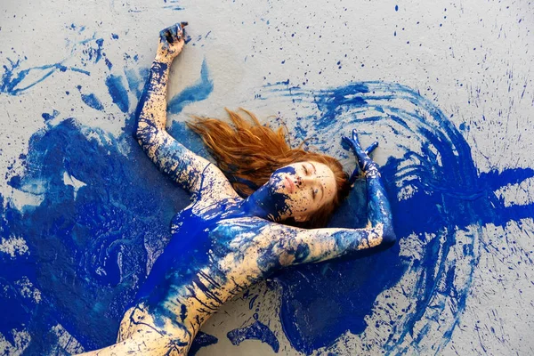 파란색으로 칠해져 여자의 윗부분 바닥에 추상적으로 추상적 몸치장 — 스톡 사진