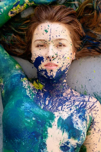 Portret Seksownej Młodej Rudej Brunetki Namalowanymi Kropkami Koloru Niebieskiego Zielonego — Zdjęcie stockowe