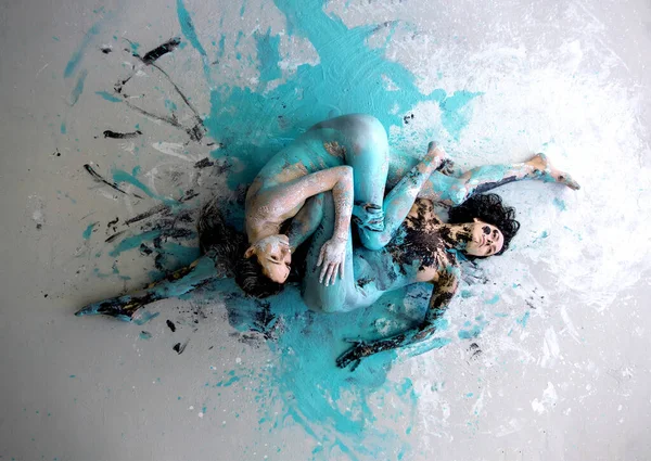 Two White Black Turquoise Abstractly Painted Sexy Young Women Floor — Stock Photo, Image