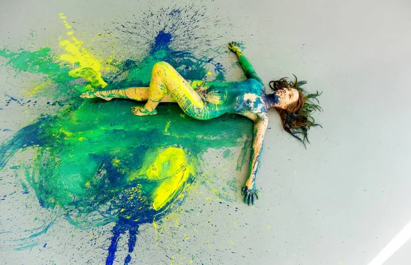 Σέξι Κοκκινομάλλα Γυναίκα Κομψό Στο Πάτωμα Μπλε Πράσινο Κίτρινο Χρώμα — Φωτογραφία Αρχείου