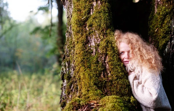 Reife frauen im wald