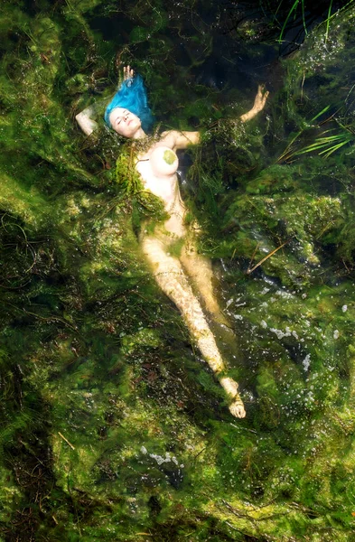 Donna Con Capelli Blu Come Una Sirena Fiaba Galleggia Elegantemente — Foto Stock