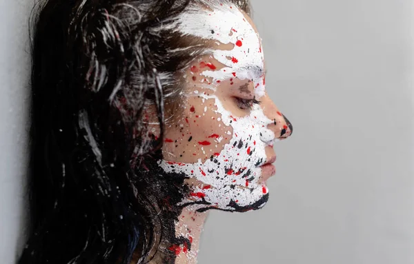 Seksi, esmer bir kadının portresi, beyaz, siyah ve kırmızı noktalar, dekoratif yaratıcı, soyut vücut boyama, makyaj, uzay kopyası..