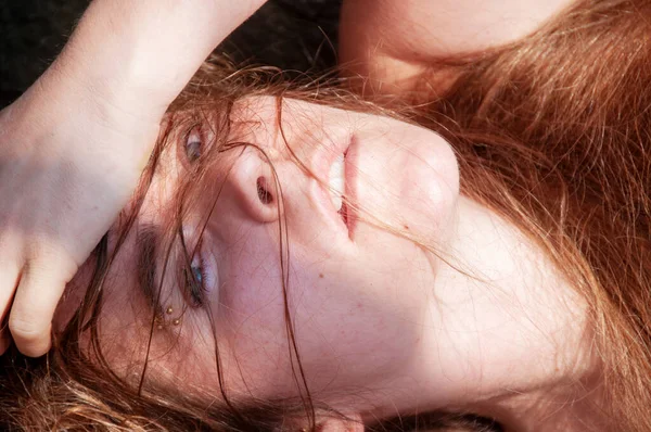 Πορτρέτο Της Σαγηνευτικής Αναζητούν Όμορφη Σέξι Νεαρή Γυναίκα Μακριά Μαλλιά — Φωτογραφία Αρχείου