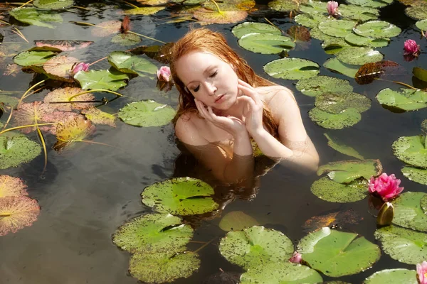 セクシーな若いですRedhead女性人魚の肖像とともにピンク水ユリでザ — ストック写真