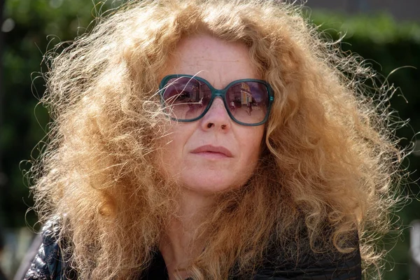 Mélancolique Femme Mûre Réfléchie Avec Des Lunettes Soleil Les Cheveux — Photo