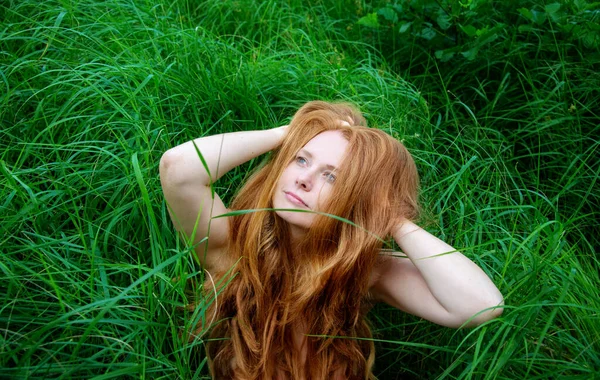 Retrato Belo Ancião Sexy Conteúdo Ruiva Madura Mulher Satisfeita Olhando — Fotografia de Stock