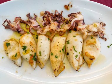 Venedik 'teki İtalyan restoranında maydanozlu ve zeytinyağı soslu ızgara kalamar. Sağlıklı beslenme, Akdeniz diyeti.