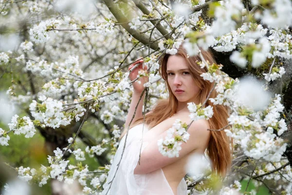 Sensual Seductora Inocente Retrato Una Sexy Joven Pelirroja Vestido Blanco — Foto de Stock