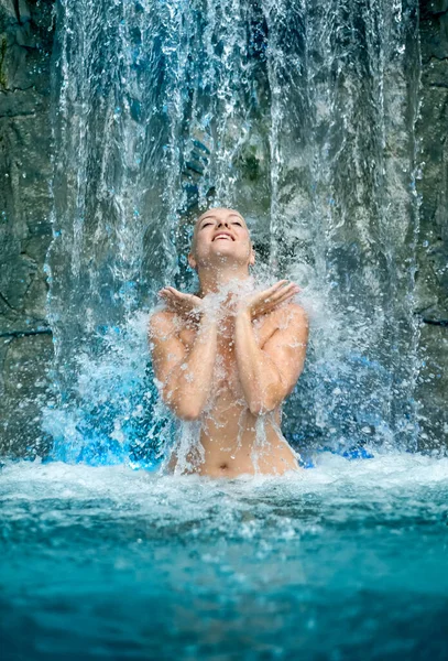 Bela Jovem Mulher Loira Sexy Bonito Sob Água Salpicante Cachoeira — Fotografia de Stock