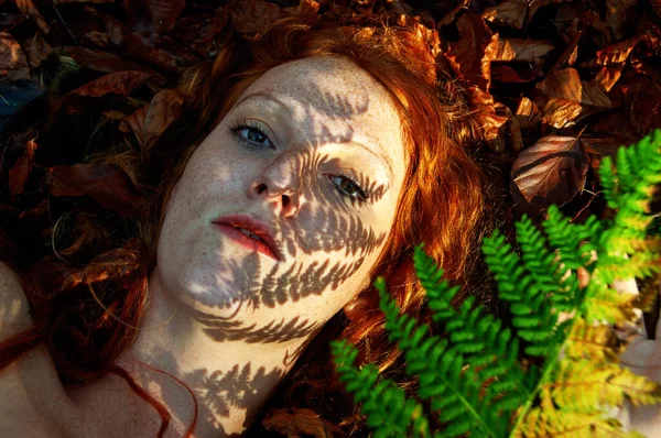 Krásný Portrét Mladé Svůdné Liščí Dívky Podzimním Lese Stínem Kapradinového — Stock fotografie