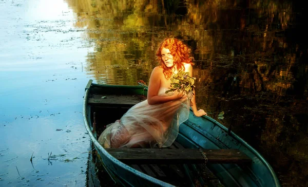 红头发的年轻女子坐在船里 就像穿着拉法叶前绘画的红头发女妖 模仿空间 — 图库照片