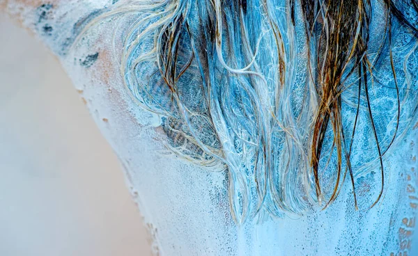 Λεπτομέρεια Από Μαλλιά Εμποτισμένα Μπλε Και Άσπρη Μπογιά Στο Πίσω — Φωτογραφία Αρχείου