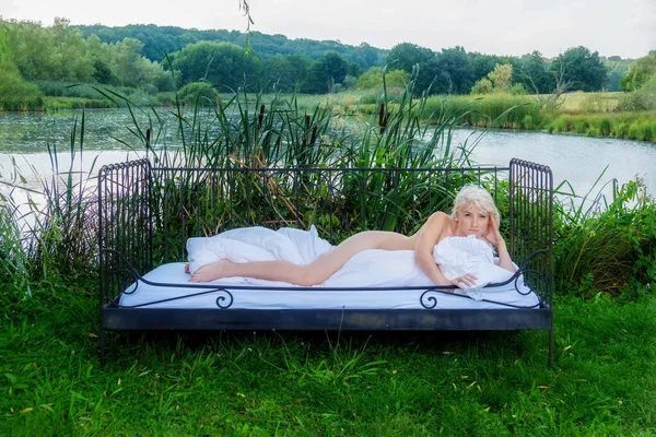 Sexy Jovem Loira Mulher Encontra Expectantemente Relaxado Cama Livre Natureza — Fotografia de Stock