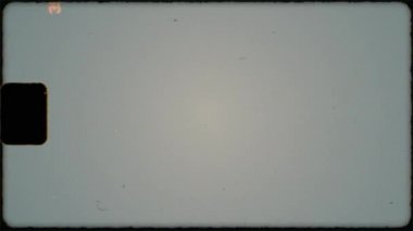 Siyah çukur, ışık sızıntısı ve film tanecikli otantik Super 8 Film Frame Scan. Soyut turuncu metin örtüşür. Eski moda görünüş. Gürültülü tahıl ve pürüzsüz bir doku. Yırtık Kenarlar
