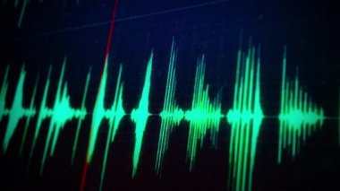 Bilgisayar ekranındaki Yeşil Ses Dalgaları. Bilgisayar tarafından yaratılmış animasyon. Soundwave tasarımı. Ses Spektrumu veya Ses Kaydı Görselleştirmesi. Ses İçeriği ya da Podcast 'in yaratılışı. Fosforlu yakın plan.