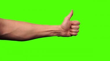 Jest gibi, Yeşil Ekran Arkaplanında Başparmak. Sol ve sağ el. Erkek elleri telif alanındaki işaret gibi