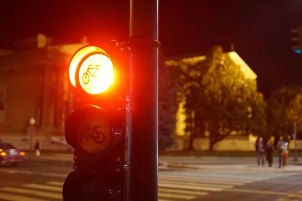 Bisiklet için kırmızı trafik ışığı. Geceleri bisiklet şeridi için leke işareti