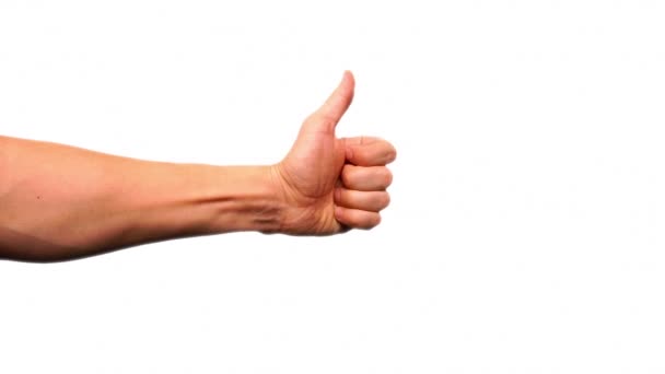 Крупним планом чоловіча рука показує великі пальці вгору знак ізольовано на білому тлі. Хороша робота, знак домовленості з концепцією успіху бізнесу. Рука клієнта показує великий палець вгору, рейтинг обслуговування, концепція задоволення — стокове відео