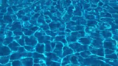 Havuzun saf mavi su yüzeyinin üst görüntüsü ışık yansımaları ve yakıcı. Temiz yüzme havuzu dalgaları ve dalgalar. Uzayı kopyala Yaz tatili geçmişi, duvar kağıdı, web afişi, reklam