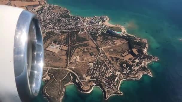 Turbina di aeroplano di fronte alla bellissima ghiandaia. Vista dall'aeroplano volante attraverso la finestra — Video Stock