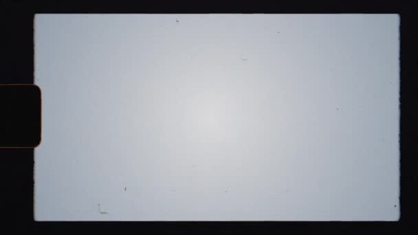 Αυθεντικό Super 8 Film Frame Scan με τρύπα από γρανάζι, Επικαλύψεις από κόκκους φιλμ. Για ρετρό εμφάνιση. Σπόροι θορύβου και γρατσουνιές απρόσκοπτη υφή. Παλιά φιλμ στριπτίζ. Γραμμές άκρων — Αρχείο Βίντεο