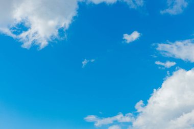 Mavi gökyüzü ve beyaz bulutlar. Huzurlu gökyüzü