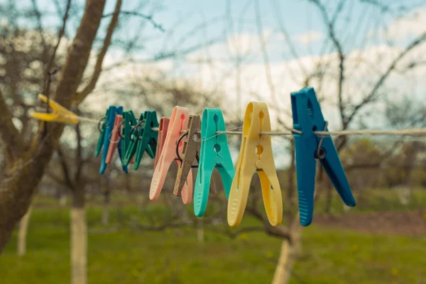 Roupa Colorida Gira Uma Corda Jardim Plástico — Fotografia de Stock