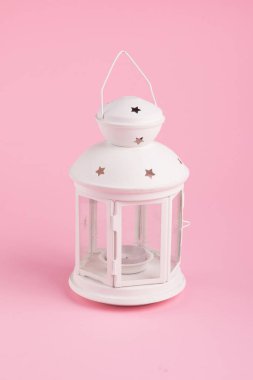 Pembe arka plandaki mumlar için beyaz Noel feneri. Dikey yönelim