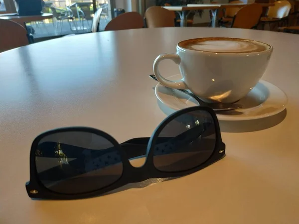 Óculos Sol Café Pela Manhã — Fotografia de Stock