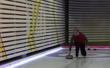 Rusya, Volgodonsk - 18 Ocak 2015: Curling. Club kıvırma fanlar. Club kıvırma hayranları curling