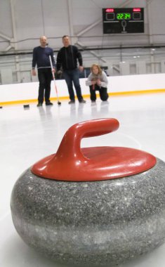 Rusya, Volgodonsk - 18 Ocak 2015: Curling. Club kıvırma fanlar. Club kıvırma hayranları curling