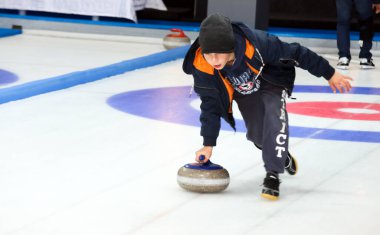 Rusya, Volgodonsk - 18 Ocak 2015: Curling. Club kıvırma fanlar. Club kıvırma hayranları curling