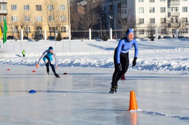 Rusya, Volgodonsk - 18 Ocak 2015: Buzda paten sürmek için antrenman.