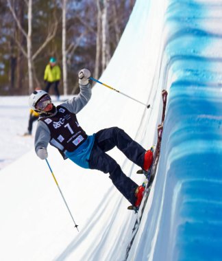 Rusya, Volgodonsk - 18 Ocak 2015: Skiingtraining binmek kayaklar kış spor
