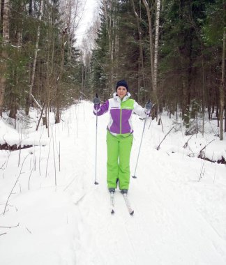 Rusya, Volgodonsk - 18 Ocak 2015: Skiingtraining binmek kayaklar kış spor
