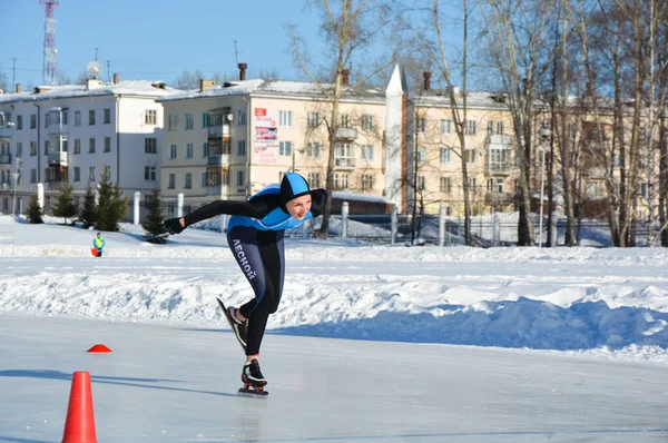 ロシア Volgodonsk 2015年1月18日 スケート 氷の上のスケートに乗るためのトレーニング — ストック写真