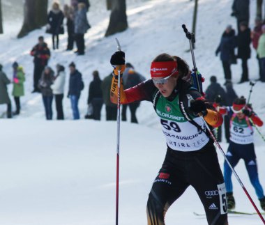 Rusya, Volgodonsk - 18 Ocak 2015: Skiingtraining binmek kayaklar kış spor