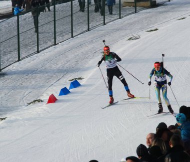 Rusya, Volgodonsk - 18 Ocak 2015: Skiingtraining binmek kayaklar kış spor