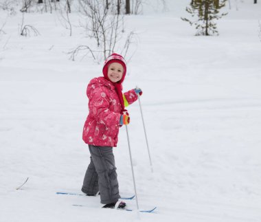 Rusya, Volgodonsk - 18 Ocak 2015: Skiingtraining binmek kayaklar kış spor