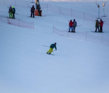 Rusya, Volgodonsk - 18 Ocak 2015: Skiingtraining binmek kayaklar kış spor