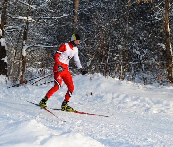 ロシア Volgodonsk 2015 Skiingtraining に乗ってスキー冬のスポーツ — ストック写真