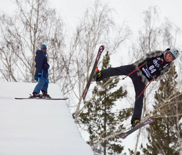 ロシア ヴォルゴドンスク 2015年1月18日 スキーでのスキートレーニングに乗る ウィンタースポーツ — ストック写真